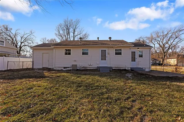 $269,900 | 609 Southeast Florence Avenue, Lee's Summit, MO 64063