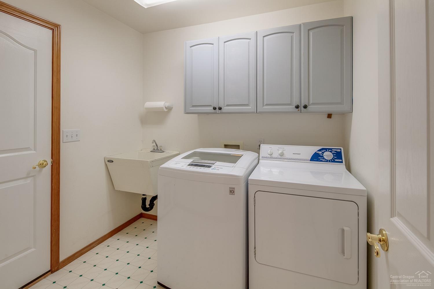 13990 South Sego Lily Road Powell Butte, OR 97753 - Photo 17 of 24 Utility room/ mud room leads to garage.