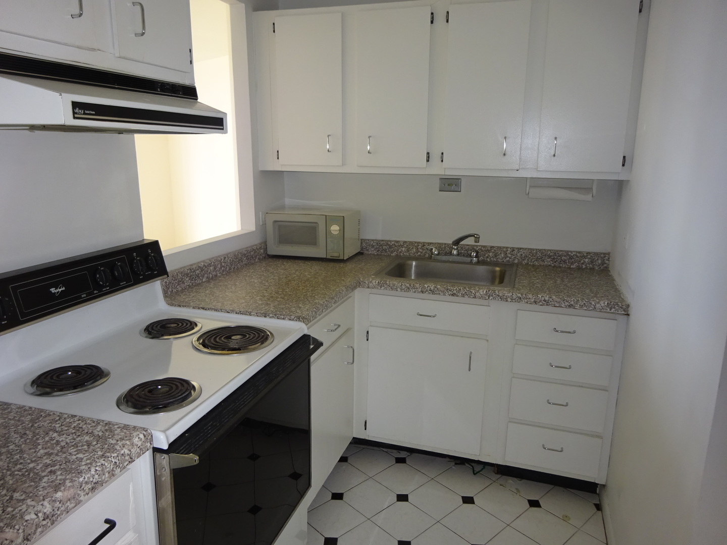 5415 North Sheridan Road, Unit 1507 Chicago, IL 60640 - Photo 12 of 13 a kitchen with granite countertop cabinets and a stove top oven