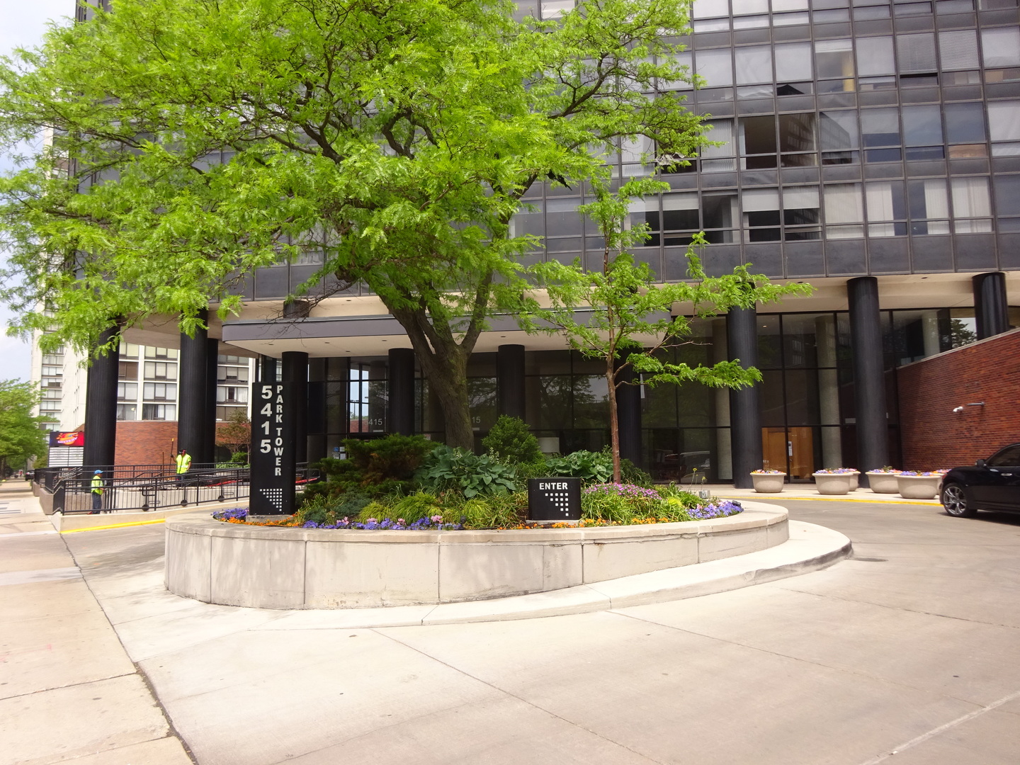 5415 North Sheridan Road, Unit 1507 Chicago, IL 60640 - Photo 4 of 13 a view of a building with a yard and sitting area
