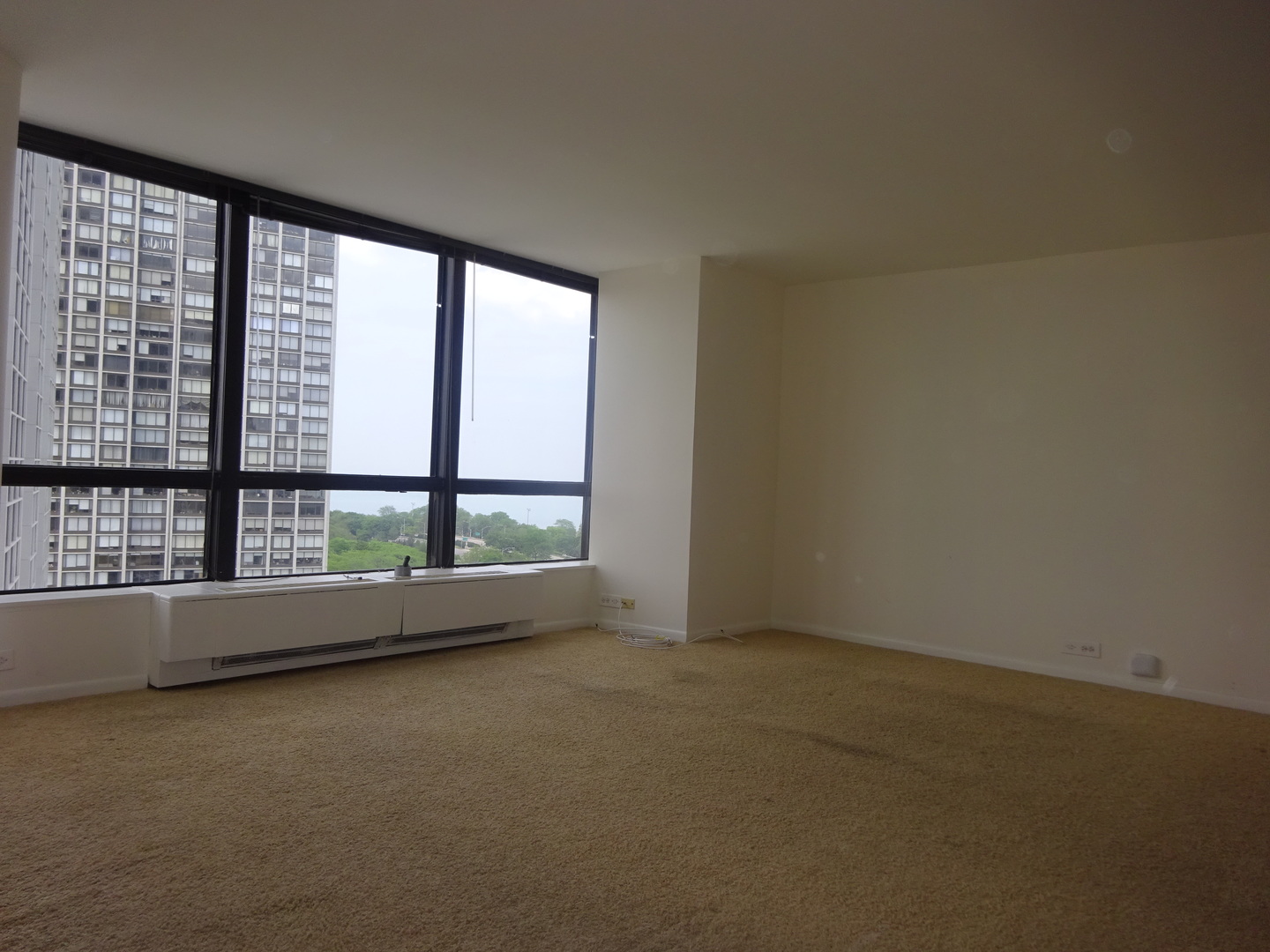 5415 North Sheridan Road, Unit 1507 Chicago, IL 60640 - Photo 8 of 13 an empty room with a window