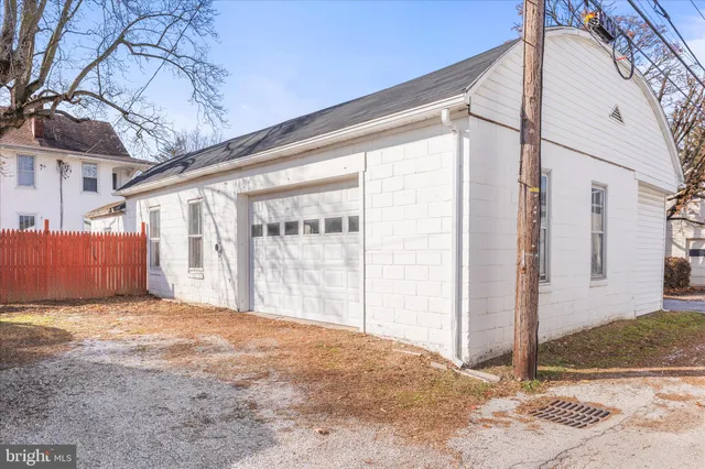 a view of a garage with the trees
