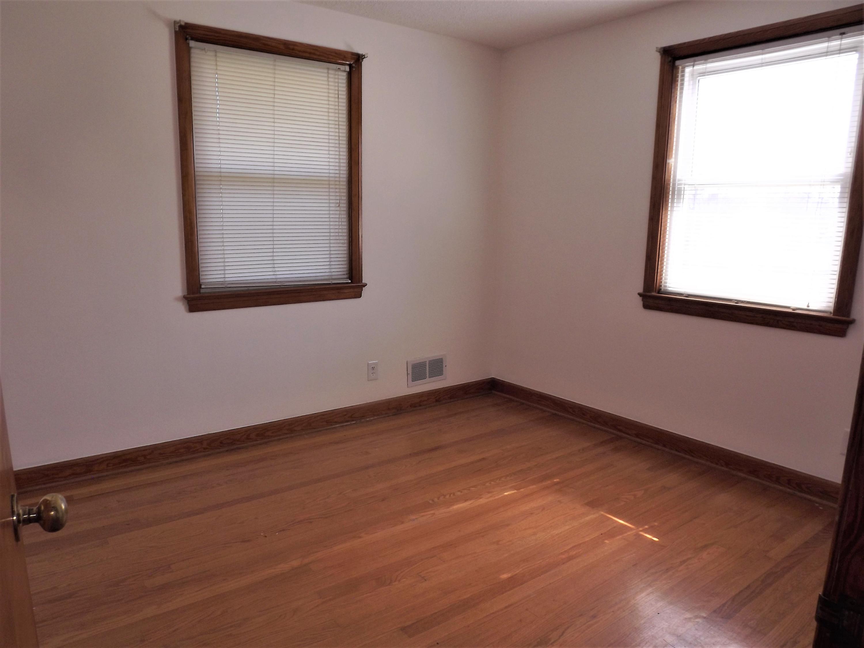 4320 Cove Road Roanoke, VA 24017 - Photo 8 of 10 an empty room with a window