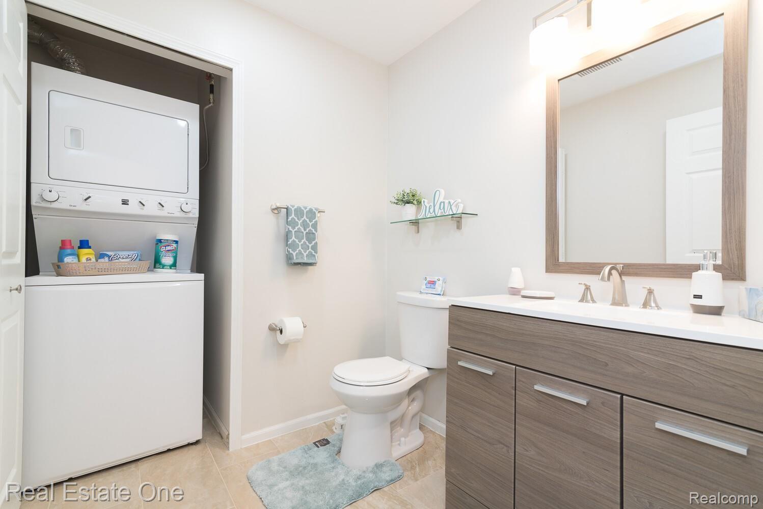 4225 Schaefer Road Dearborn, MI 48126 - Photo 18 of 21 18_Bathroom_2_mls.jpg