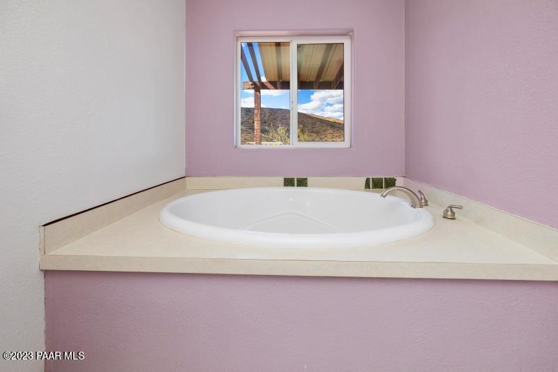 8295 Iron Springs Road Skull Valley, AZ 86338 - Photo 17 of 36 Luxurious Master Tub
