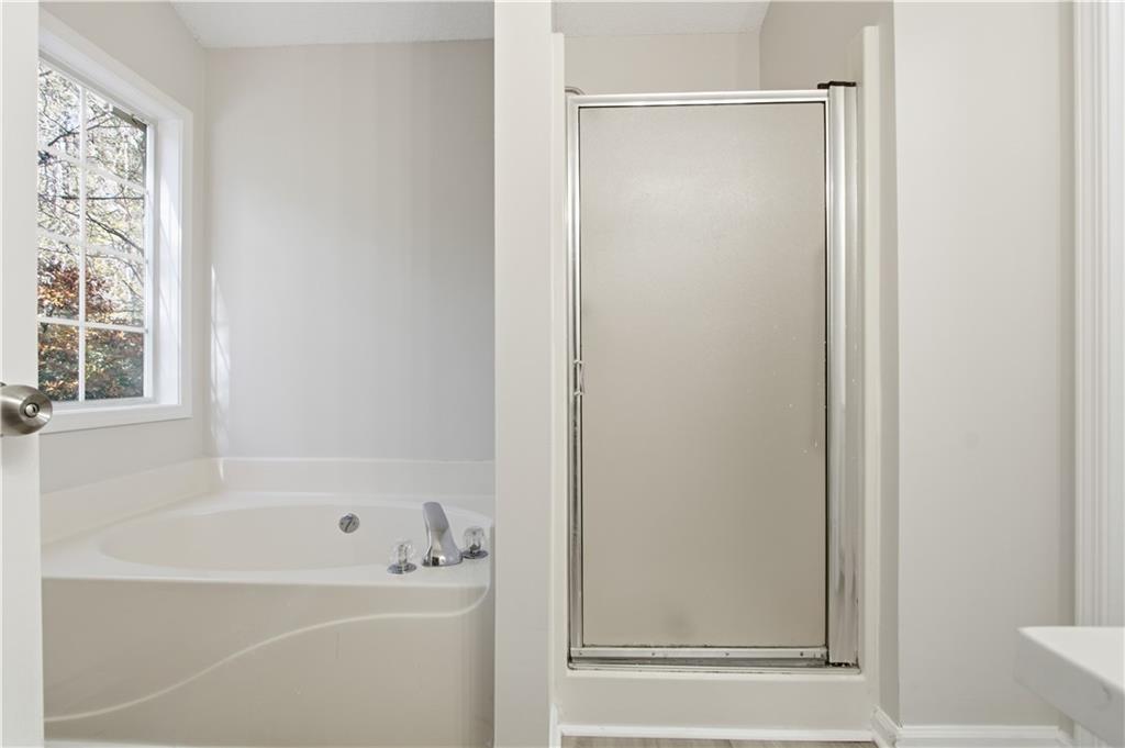 10 Mariner Way Acworth, GA 30102 - Photo 14 of 20 a bathroom with a bathtub
