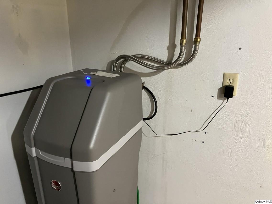 328 North Illinois Street Camp Point, IL 62320 - Photo 15 of 22 a close view of light fixtures and stairs