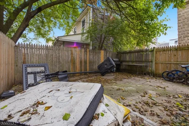 a view of a backyard