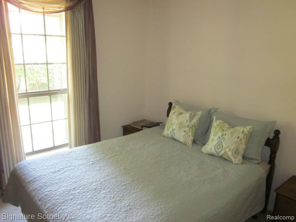 40 Pine Tree Ridge, Unit 4 Waterford, MI 48327 - Photo 4 of 9