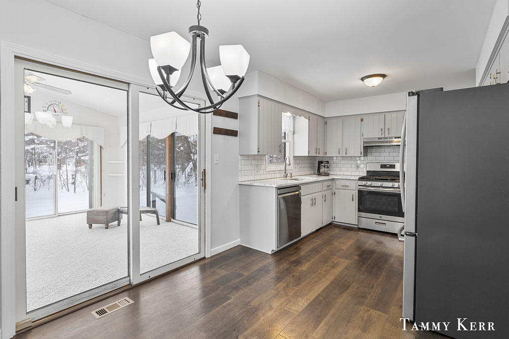 3665 Remembrance Road Northwest Grand Rapids, MI 49534 - Photo 6 of 34 3X0A2285