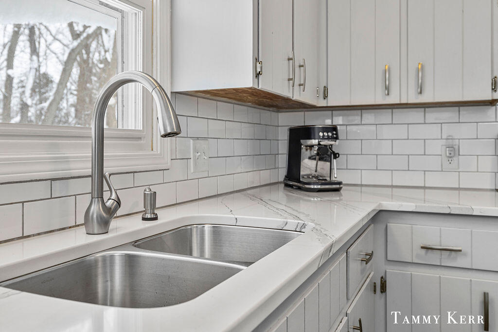 3665 Remembrance Road Northwest Grand Rapids, MI 49534 - Photo 9 of 34 3X0A2369