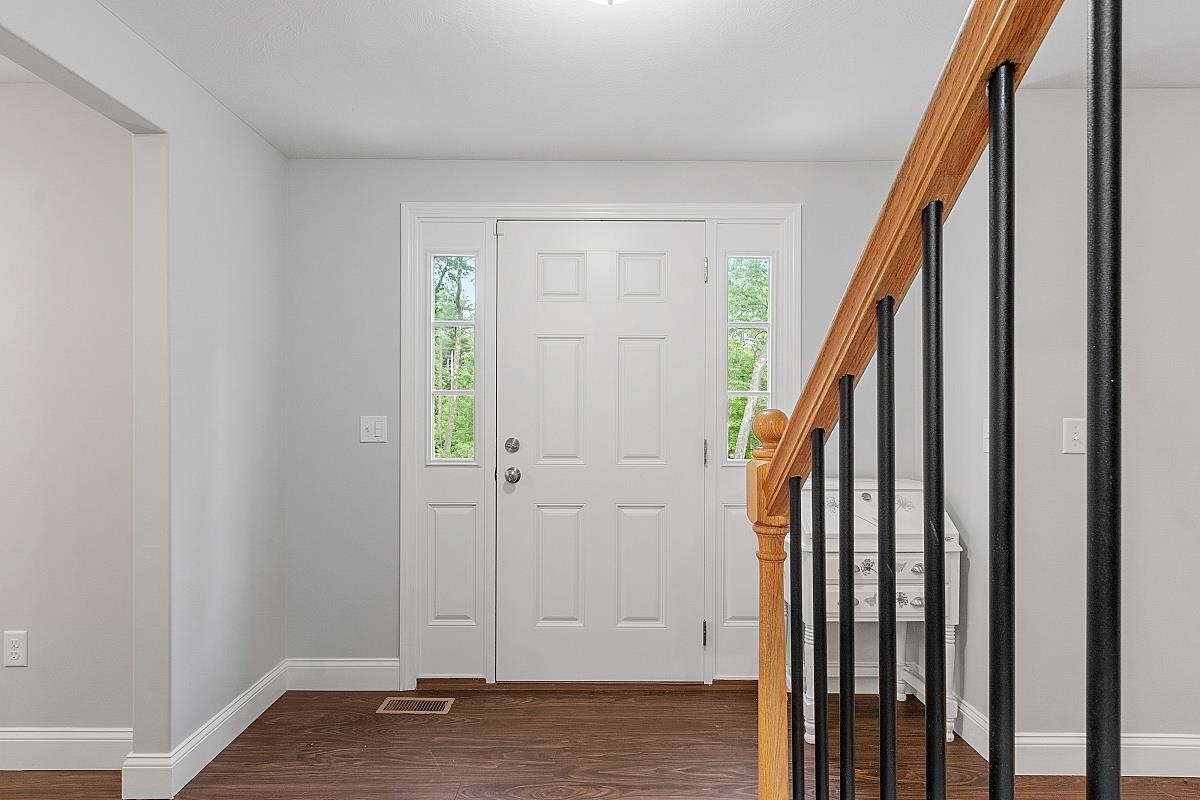 16 Lawrence Road Derry, NH 03038 - Photo 4 of 38