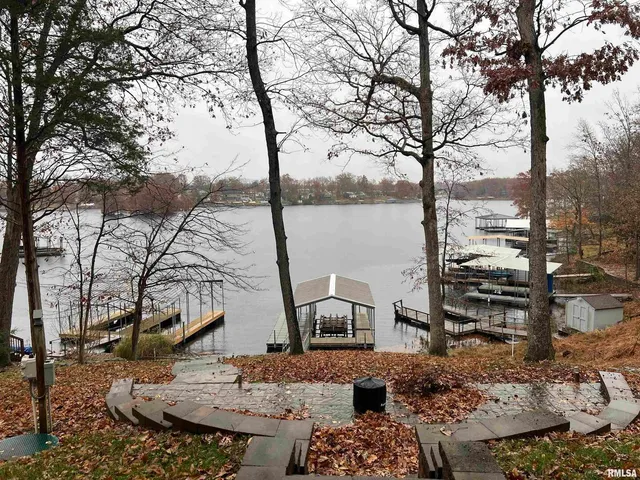 $525,000 | 895 Lake Shore Drive North, Goreville, IL 62939
