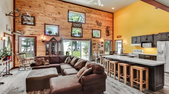 $569,500 | 8895 West North Lake, Greenwood, WI 54437