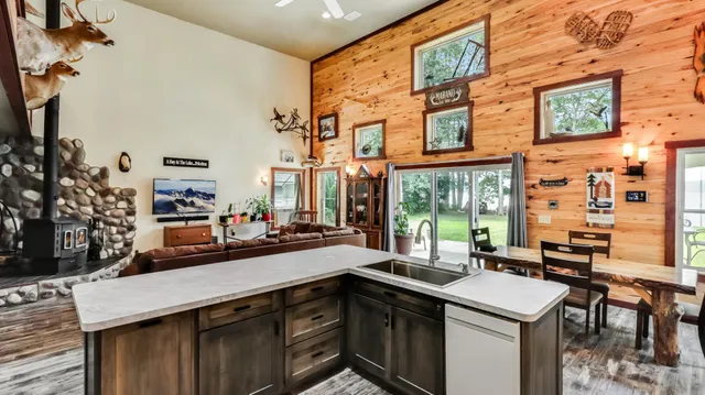 $569,500 | 8895 West North Lake, Greenwood, WI 54437