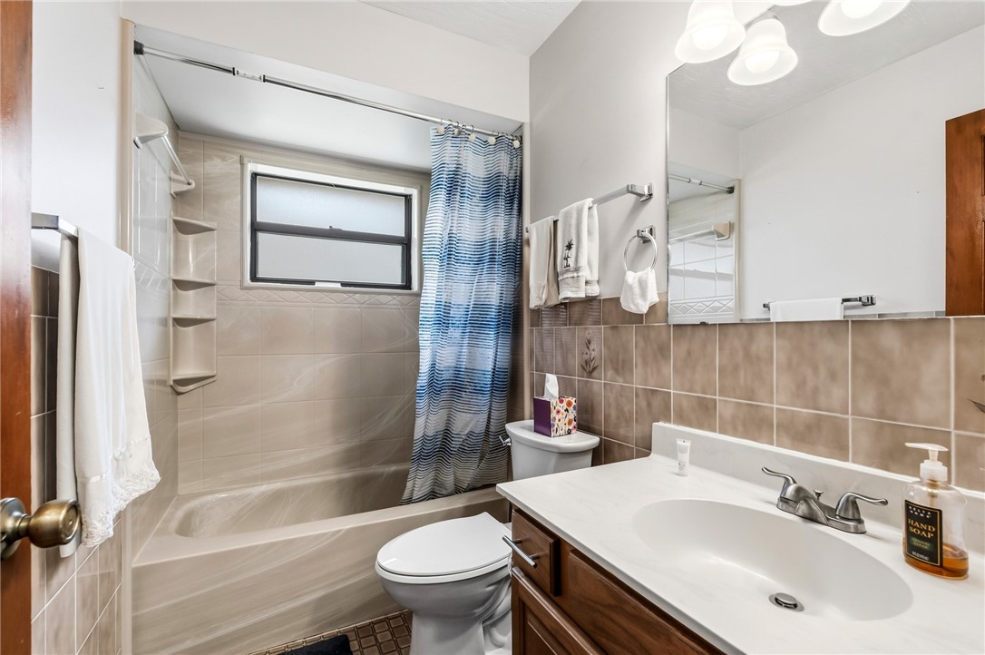 831 Clearmont Street Sebastian, FL 32958 - Photo 22 of 24 a bathroom with a sink toilet and shower