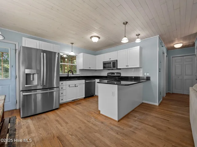 $969,000 | 307 Ocean Oaks Drive, Emerald Isle, NC 28594