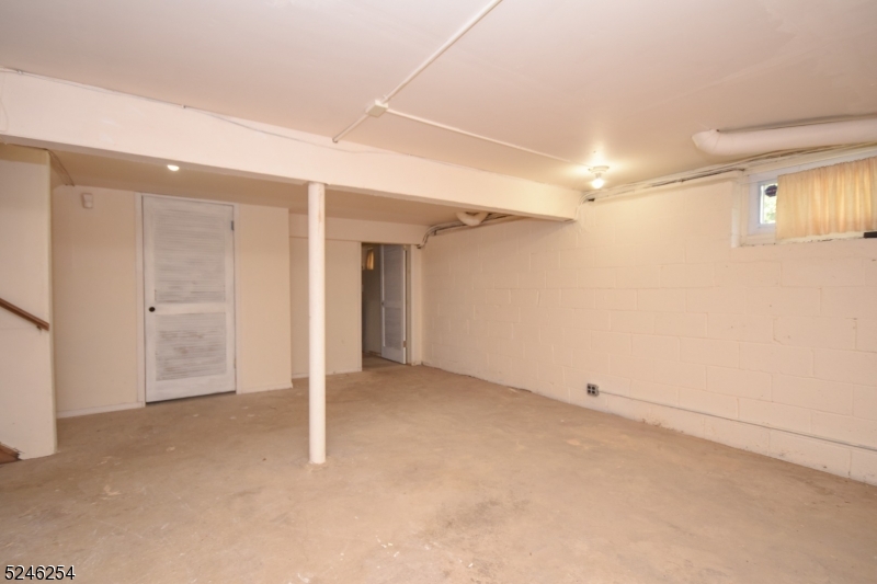 511 Scotland Road South Orange, NJ 07079 - Photo 21 of 26 en empty room with an entryway and closet area