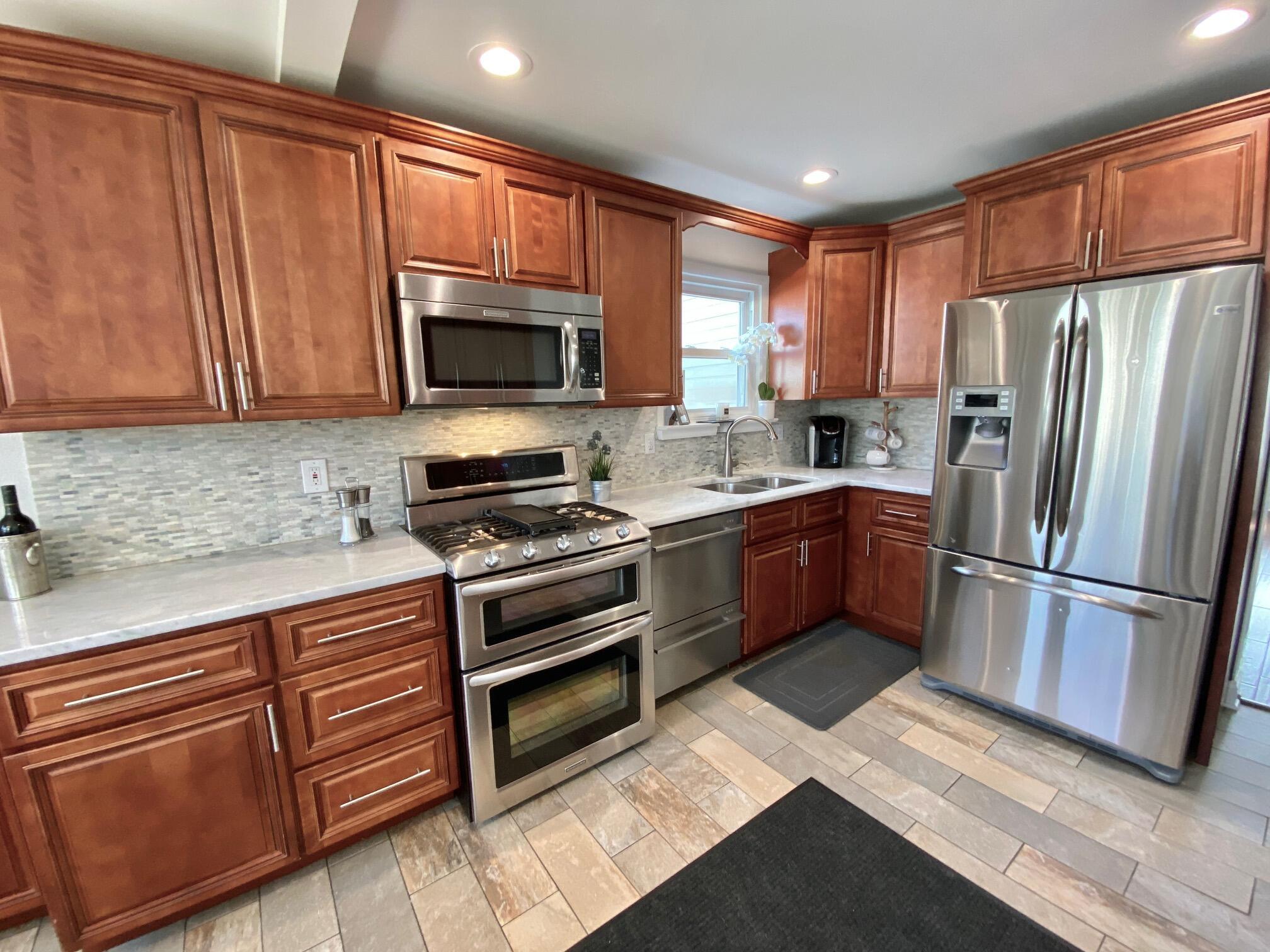 254 Chatham Road Columbus, OH 43214 - Photo 17 of 61 SS appliances inc double oven