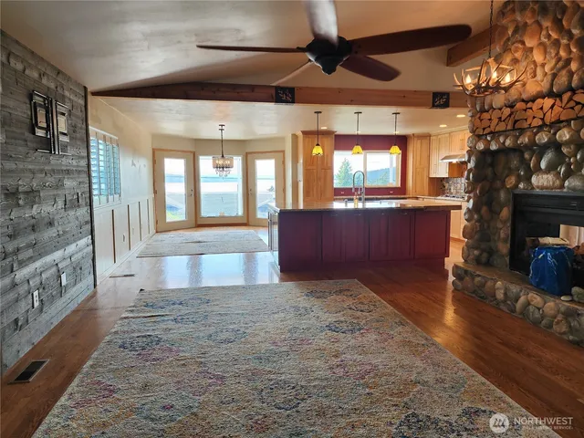 a view of entryway and front door