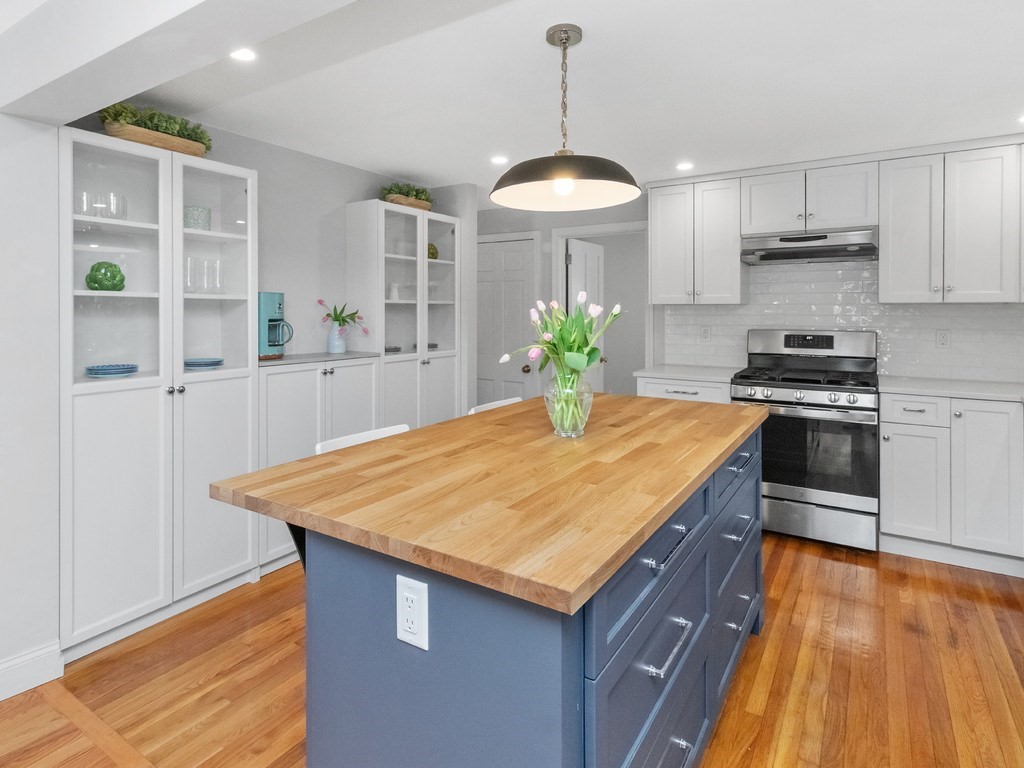 22 Grove Road Waltham, MA 02451 - Photo 4 of 41