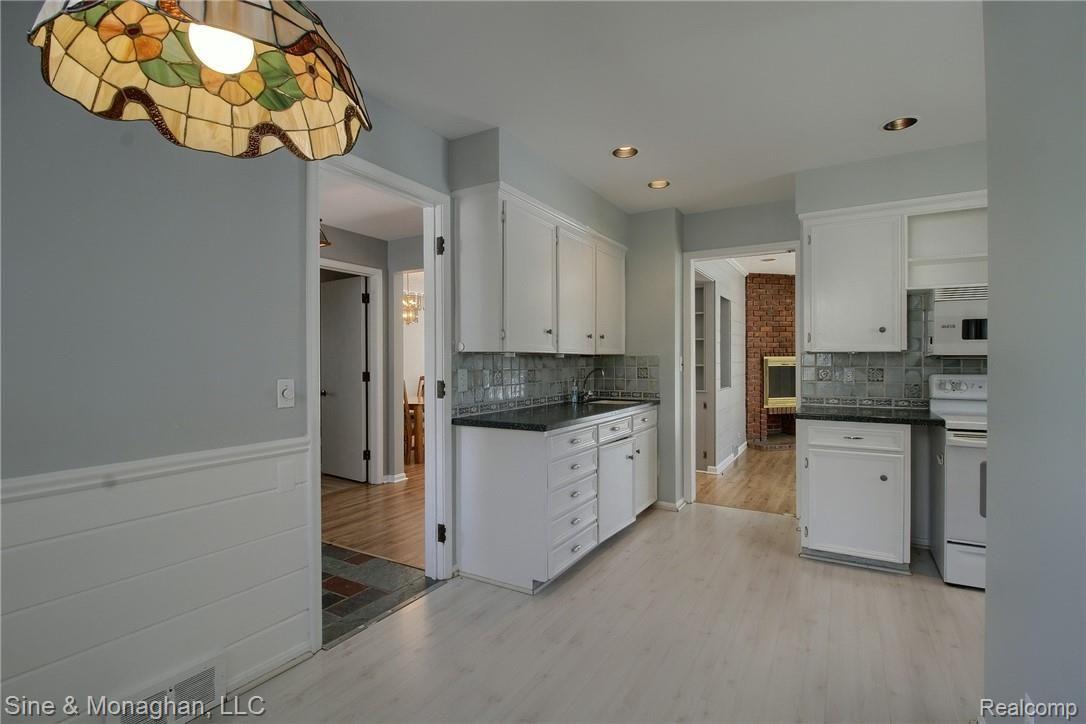 699 Shoreham Road Grosse Pointe, MI 48236 - Photo 10 of 21 13-Breakfast Nook 2nd View.jpg