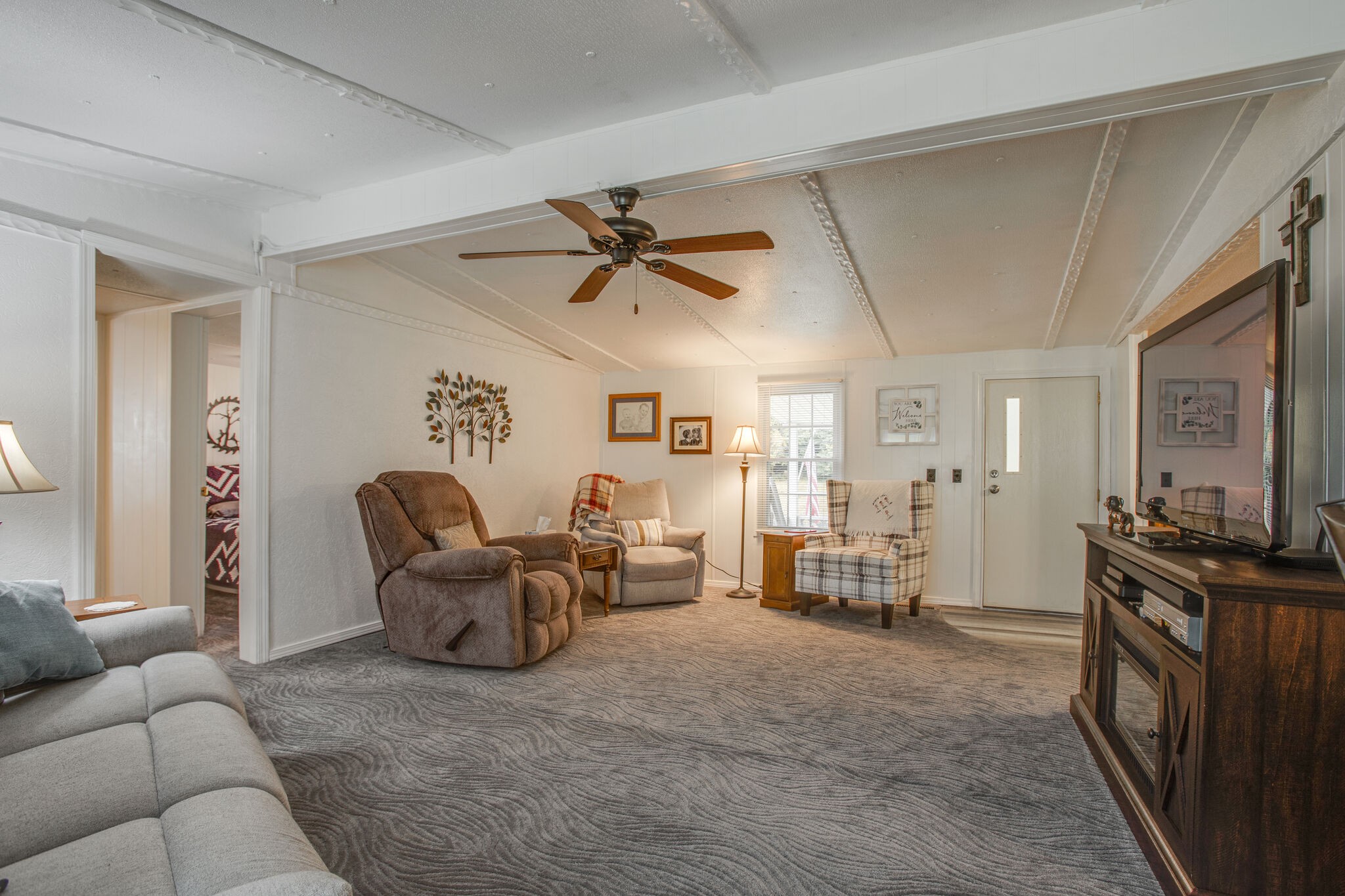 56 Morgan Road Lawrenceburg, TN 38464 - Photo 9 of 30 a living room with furniture