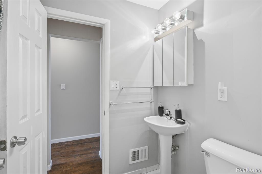 18634 Common Road Roseville, MI 48066 - Photo 15 of 18 Gallery Image 15