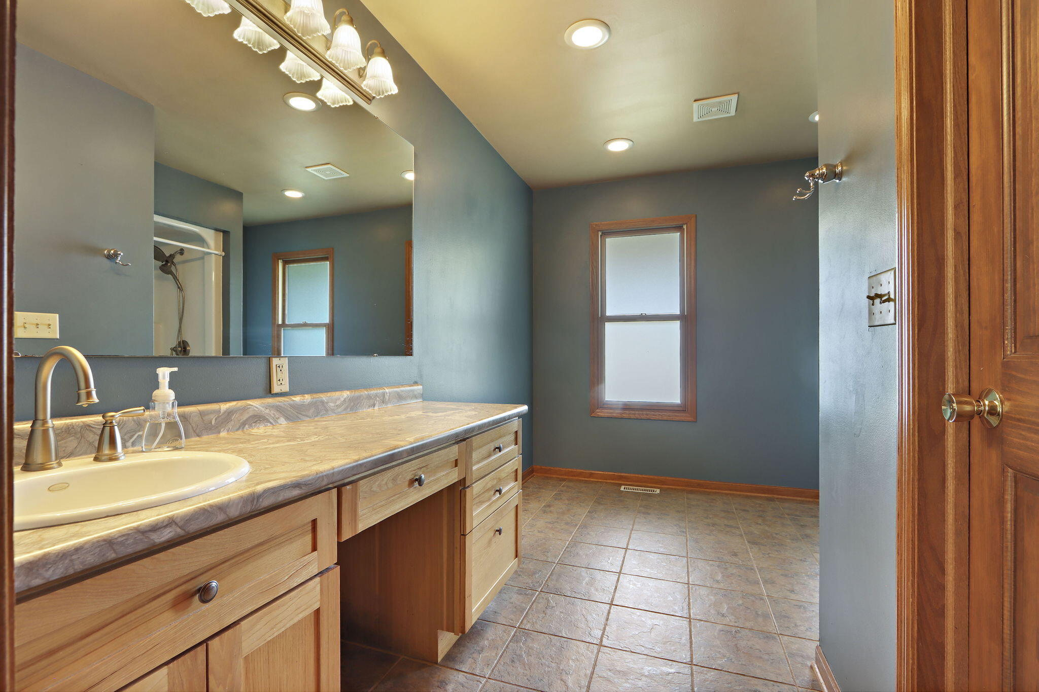 553 Twin Lakes Road Bloomfield, WI 53128 - Photo 18 of 43 Bathroom