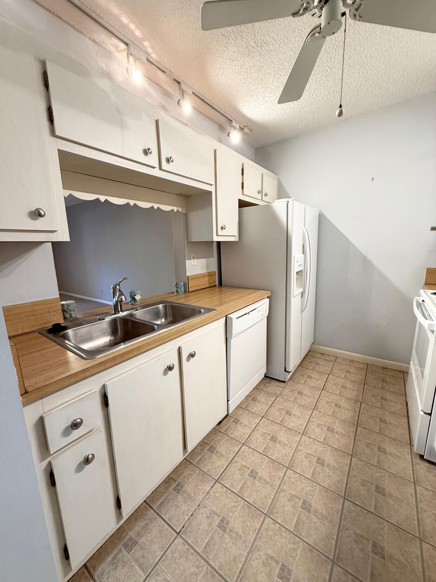 930 Southwest 9th St Circle, Unit 205 Boca Raton, FL 33486 - Photo 5 of 38 IMG_0756