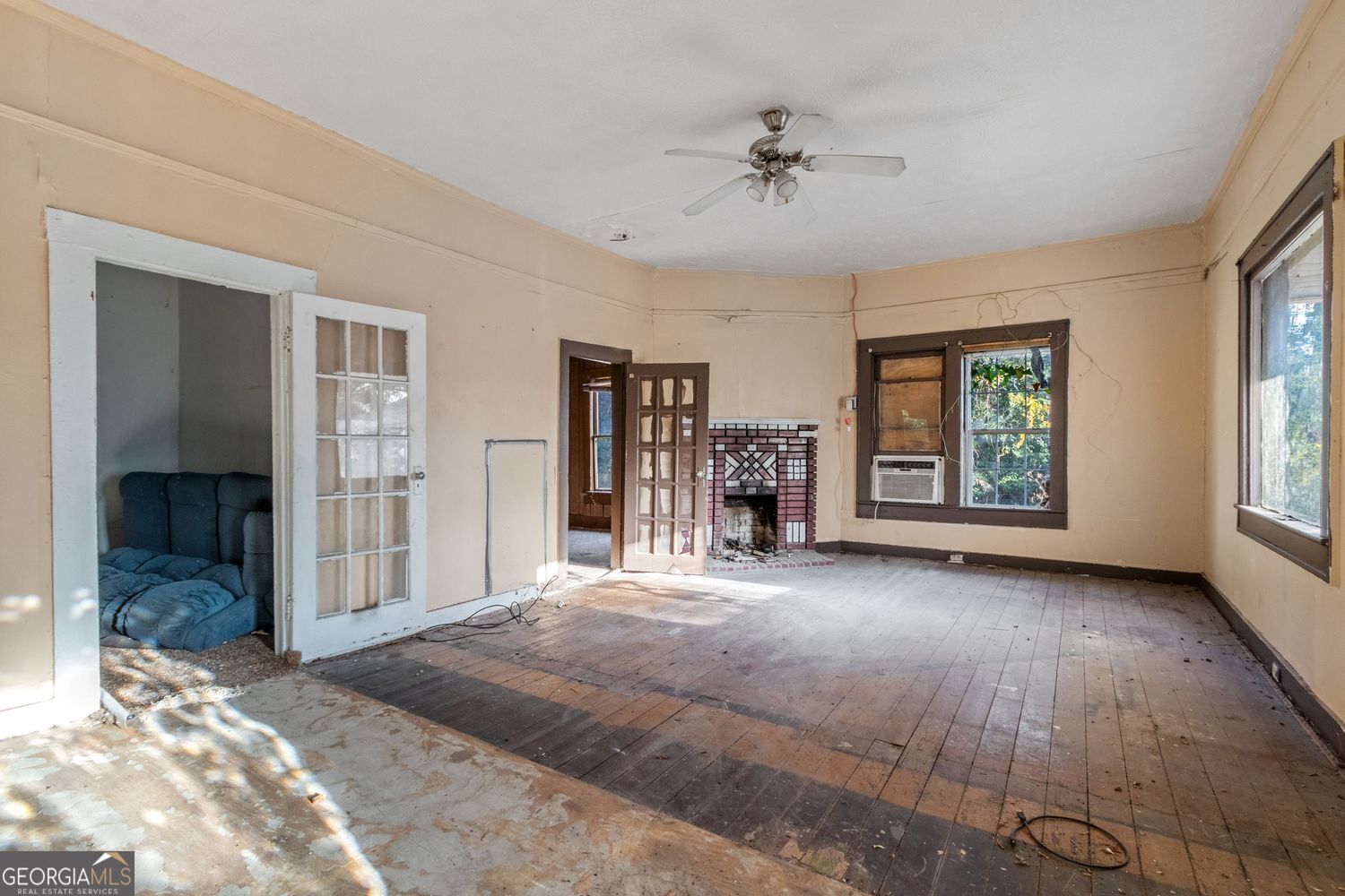 812 Effie Street Waycross, GA 31501 - Photo 3 of 12 a view of a livingroom with a flat screen tv