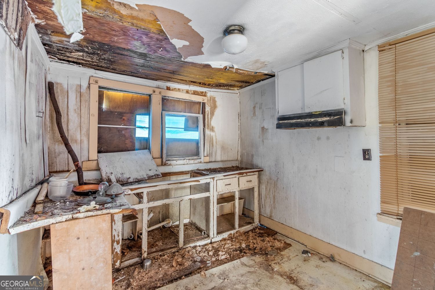 812 Effie Street Waycross, GA 31501 - Photo 4 of 12 a view of a kitchen with a sink