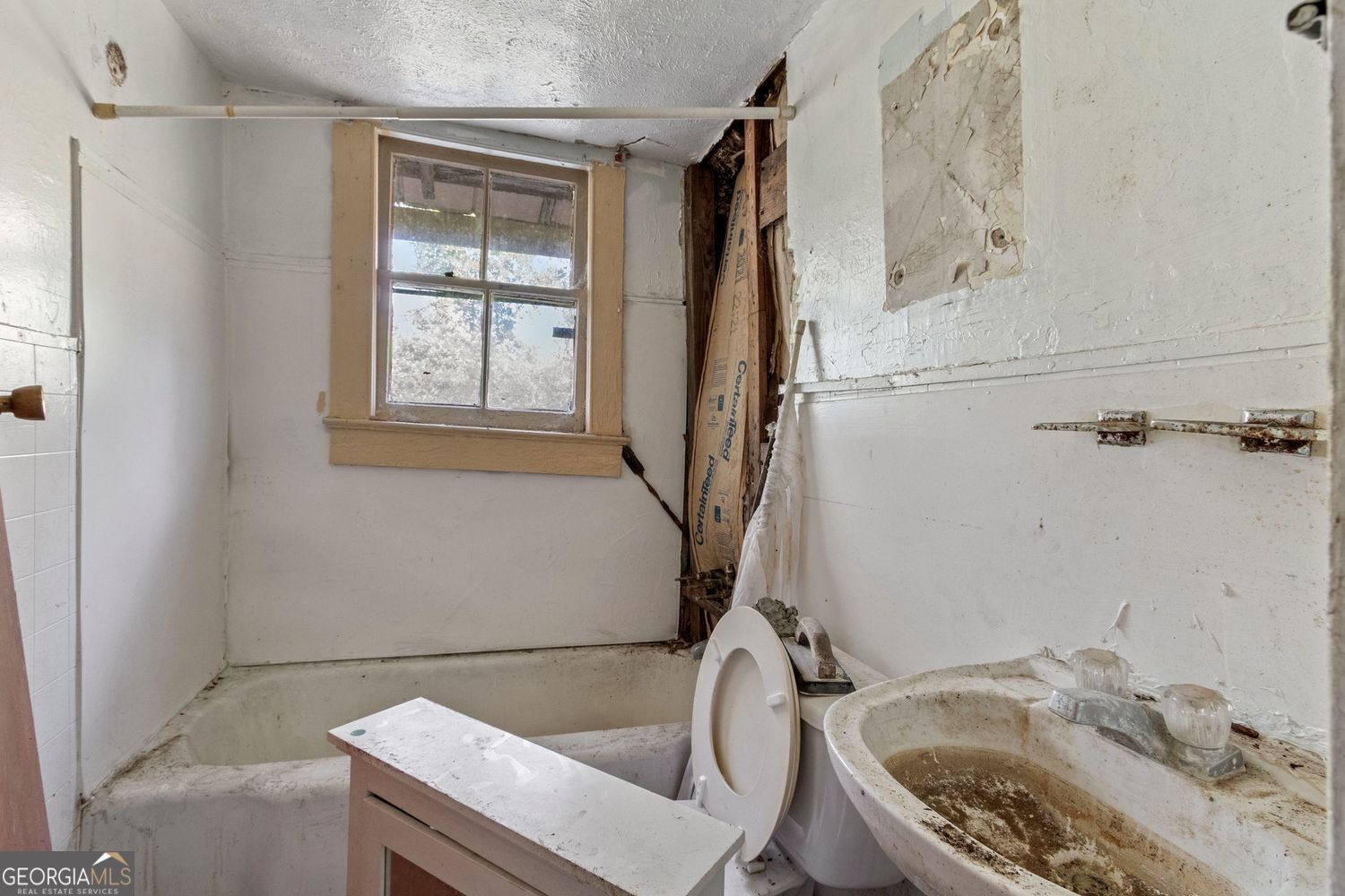 812 Effie Street Waycross, GA 31501 - Photo 5 of 12 a bathroom with a sink and a toilet