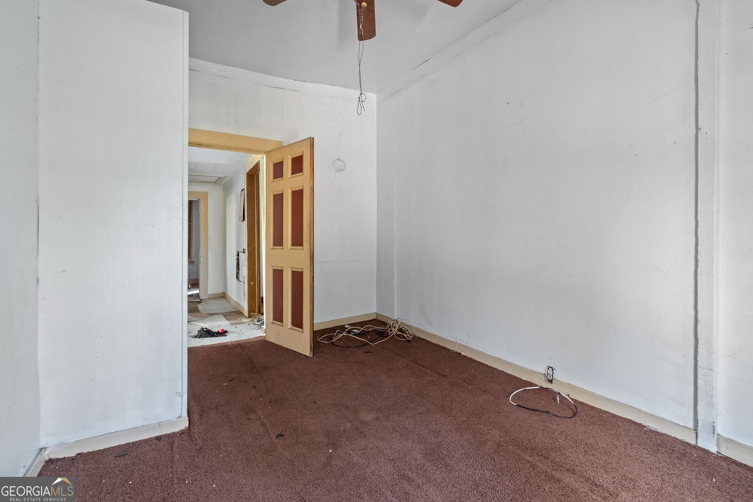 812 Effie Street Waycross, GA 31501 - Photo 6 of 12 a view of a room with a mirror