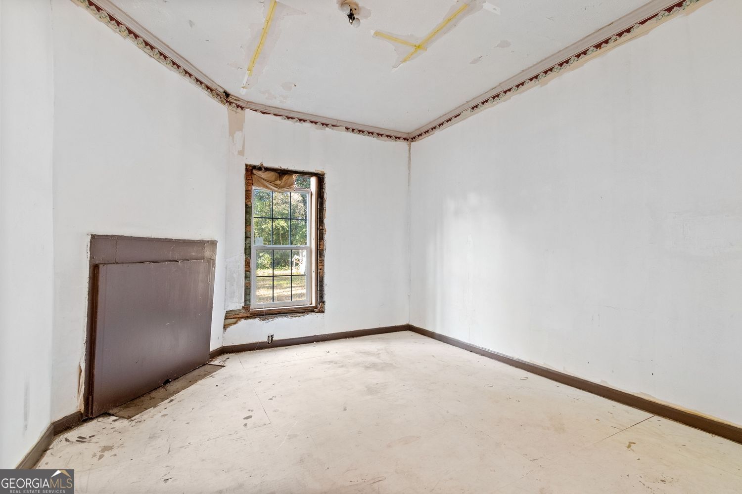 812 Effie Street Waycross, GA 31501 - Photo 8 of 12 a view of an empty room with a window