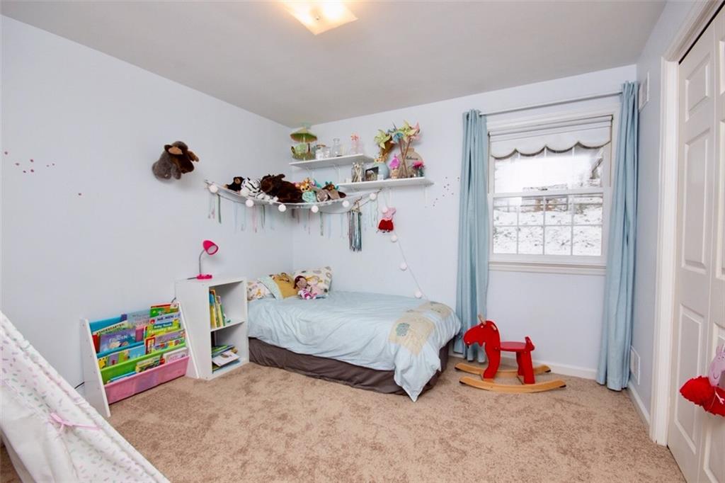 231 Sunridge Road Pittsburgh, PA 15238 - Photo 21 of 25 3rd bedroom.