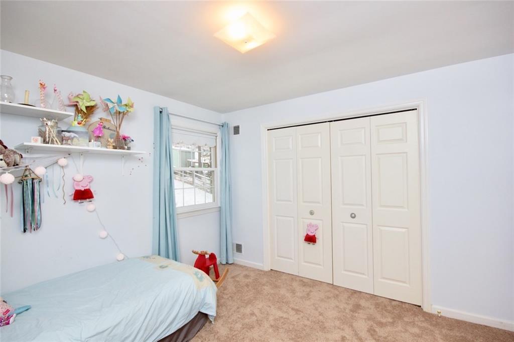 231 Sunridge Road Pittsburgh, PA 15238 - Photo 22 of 25 3rd bedroom has roomy closets.