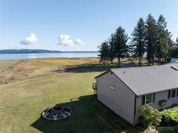 a view of a house with backyard and garden