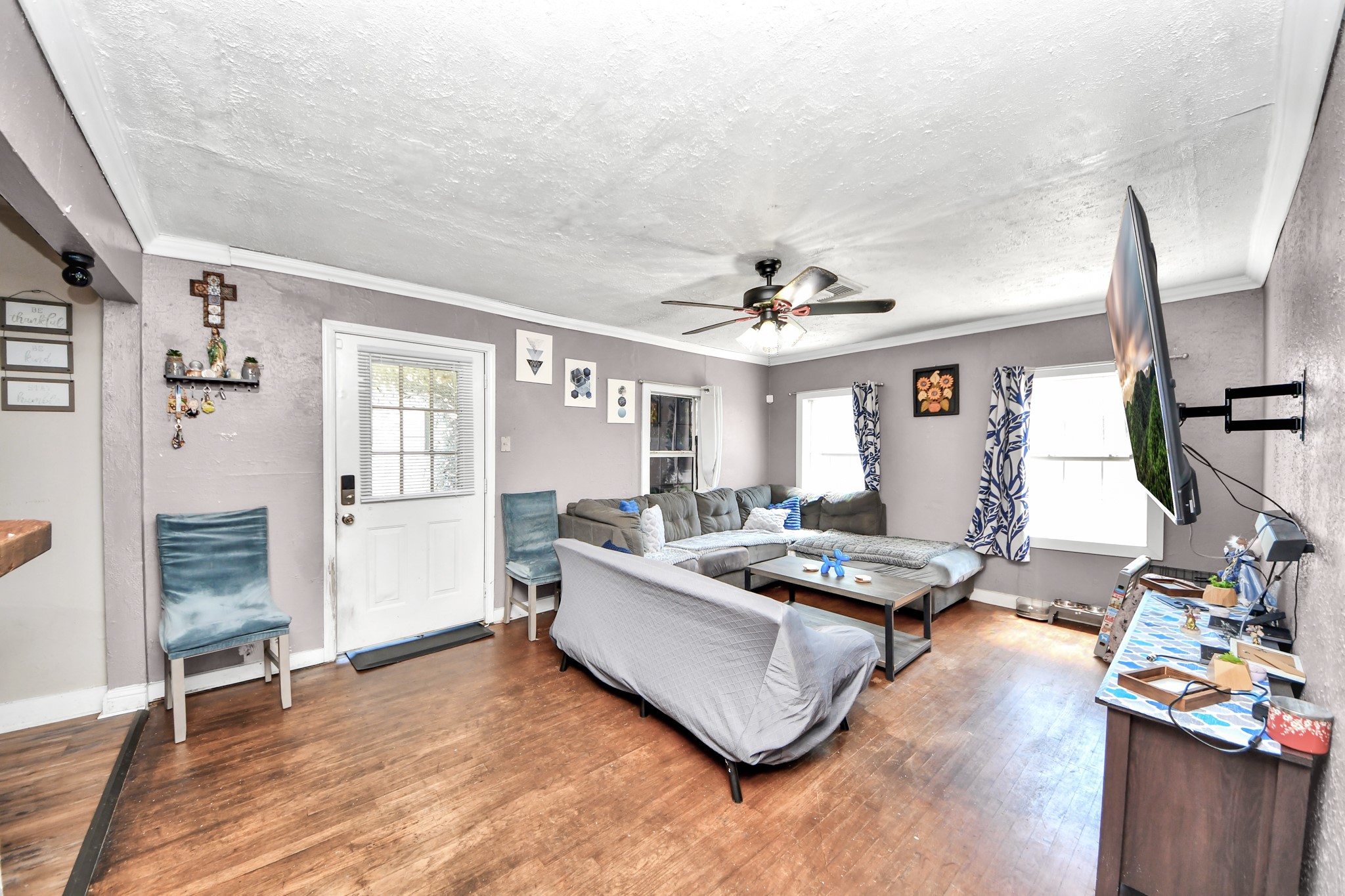 205 West Bird Road Pasadena, TX 77502 - Photo 3 of 26 Living room