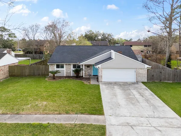 $2,400 | 304 Old Course Drive, Friendswood, TX 77546