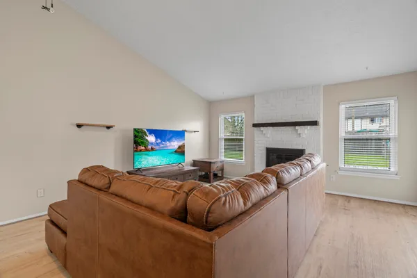 $2,400 | 304 Old Course Drive, Friendswood, TX 77546