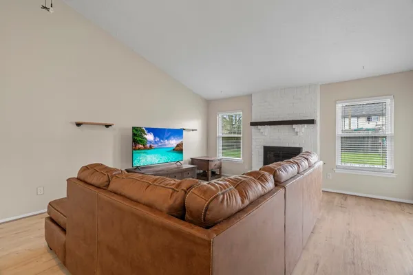 $2,400 | 304 Old Course Drive, Friendswood, TX 77546