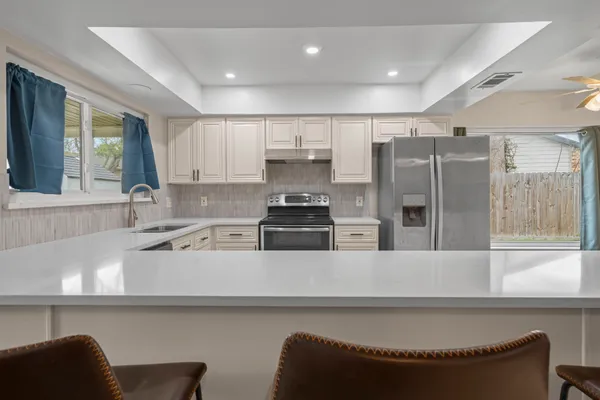 $2,400 | 304 Old Course Drive, Friendswood, TX 77546