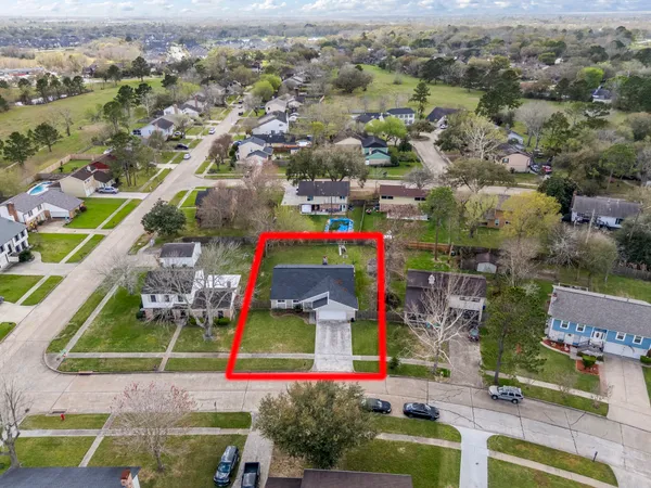 $2,400 | 304 Old Course Drive, Friendswood, TX 77546