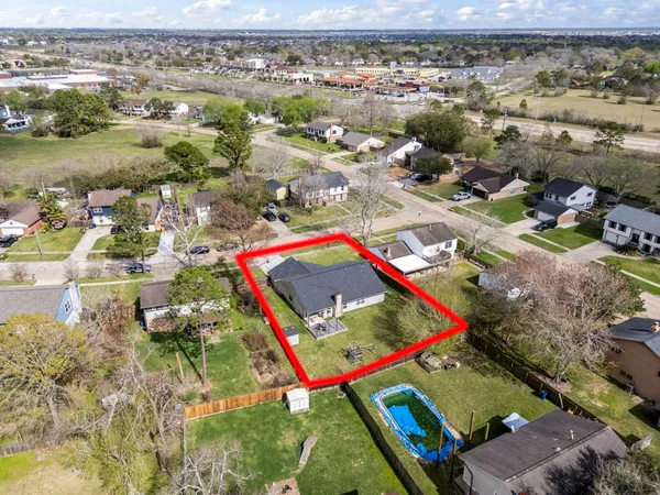 $2,400 | 304 Old Course Drive, Friendswood, TX 77546