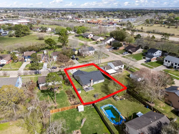 $2,400 | 304 Old Course Drive, Friendswood, TX 77546