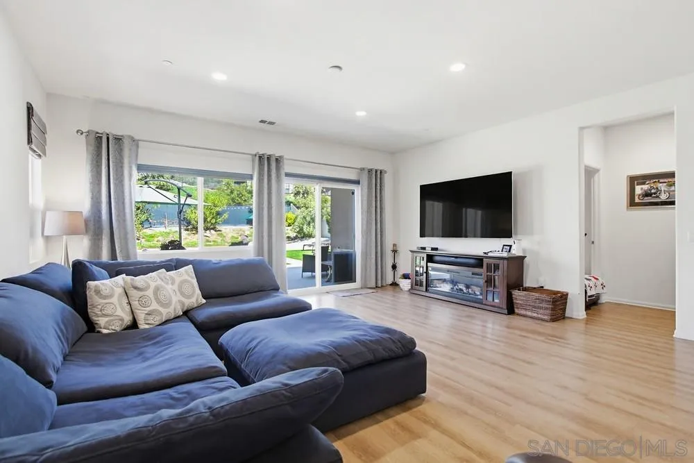 441 Ventasso Way Fallbrook, CA 92028 - Photo 11 of 62 Family Room