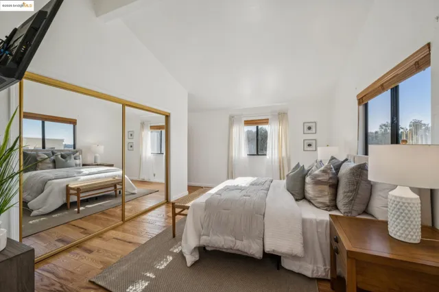 a en suite bathroom with double vanity and a mirror