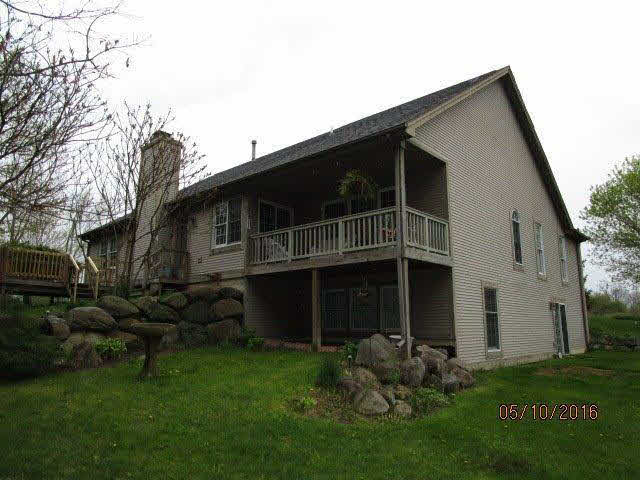 19107 Hickory Ridge Road Fenton, MI 48430 - Photo 2 of 24 21145126-1.JPG