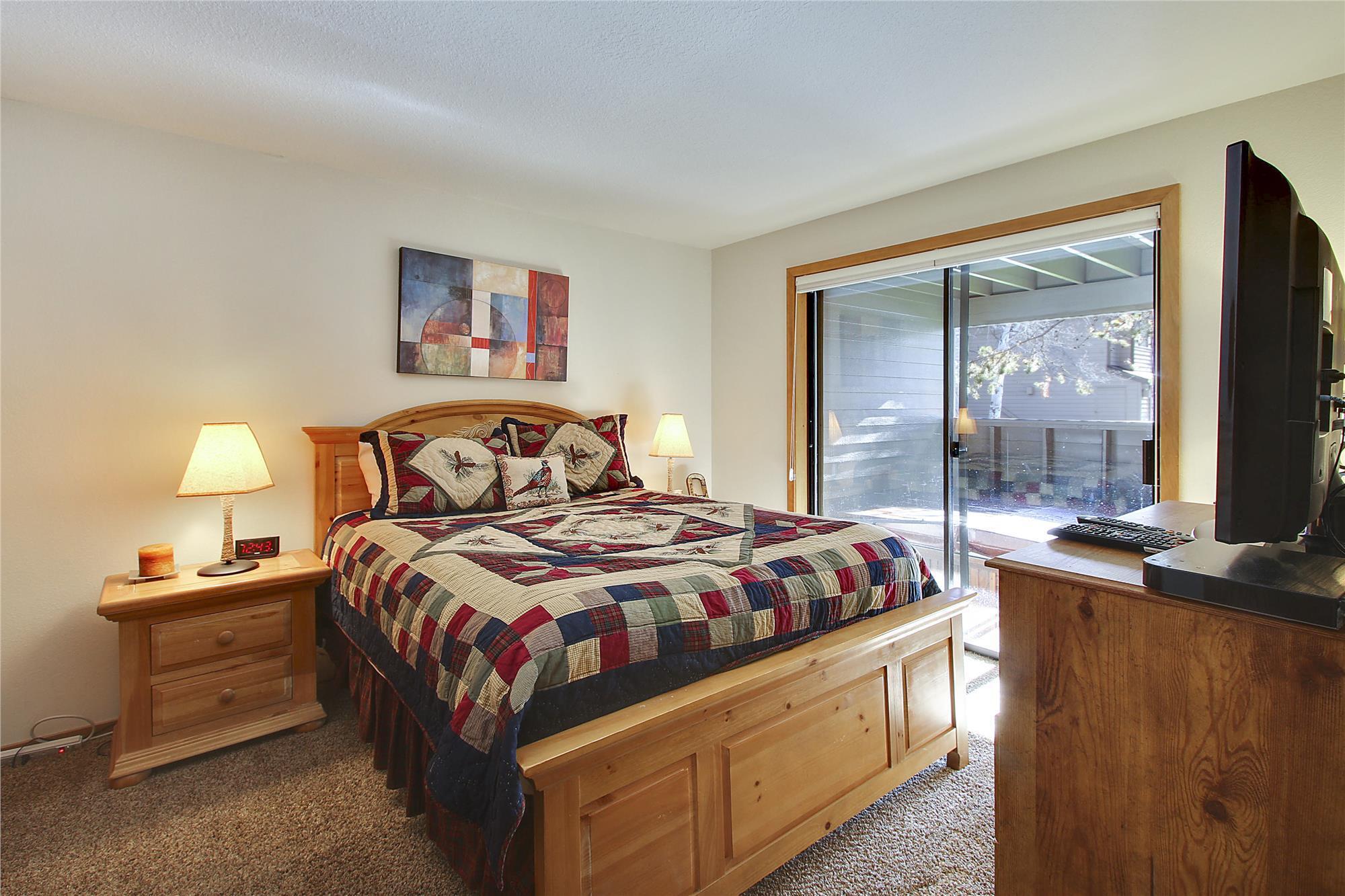 17730 West Core Road, Unit 2 FAIRWAY VILLAGE Sunriver, OR 97707 - Photo 12 of 30 lower level-bedroom-0b8a3251